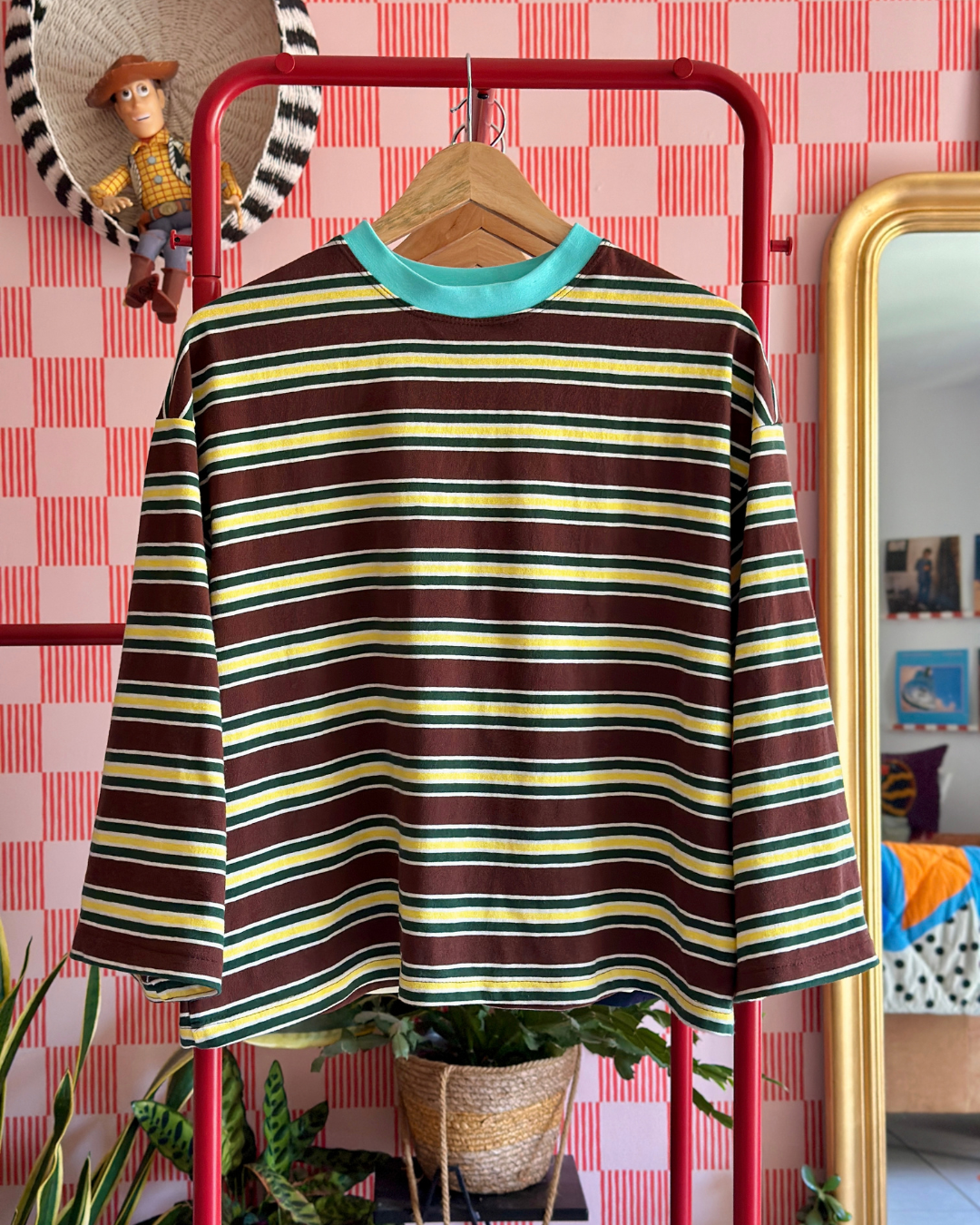 T-shirt Oversize marron à rayures jaunes et vertes (pré-commande)