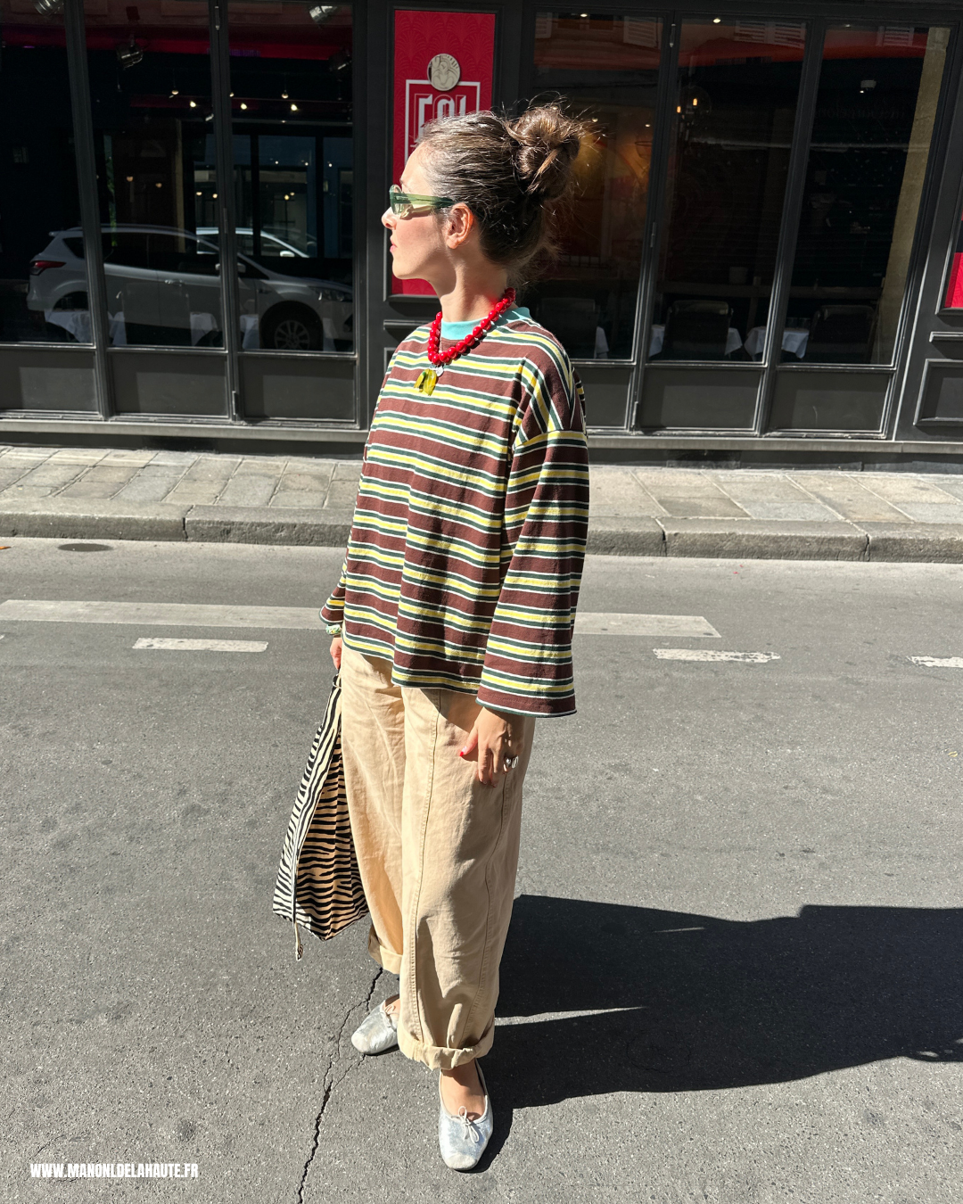 T-shirt Oversize marron à rayures jaunes et vertes (pré-commande)