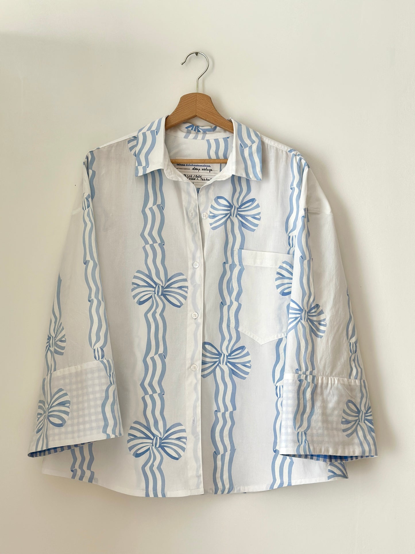 Précommande - Chemise upcyclée Blanche & Noeuds Bleus - Fait main à Reims (France)