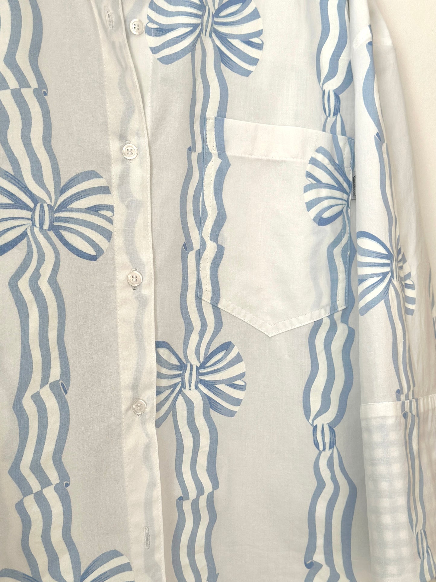 Précommande - Chemise upcyclée Blanche & Noeuds Bleus - Fait main à Reims (France)