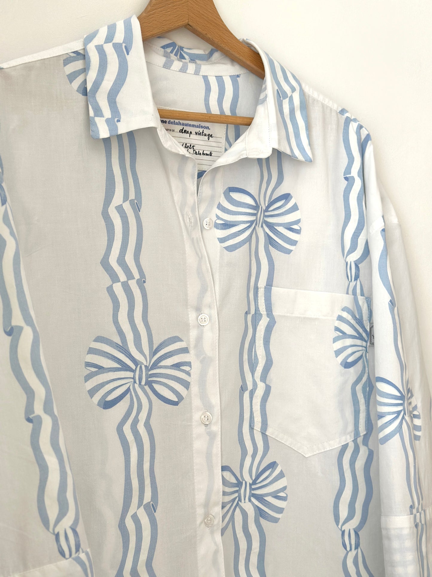 Précommande - Chemise upcyclée Blanche & Noeuds Bleus - Fait main à Reims (France)