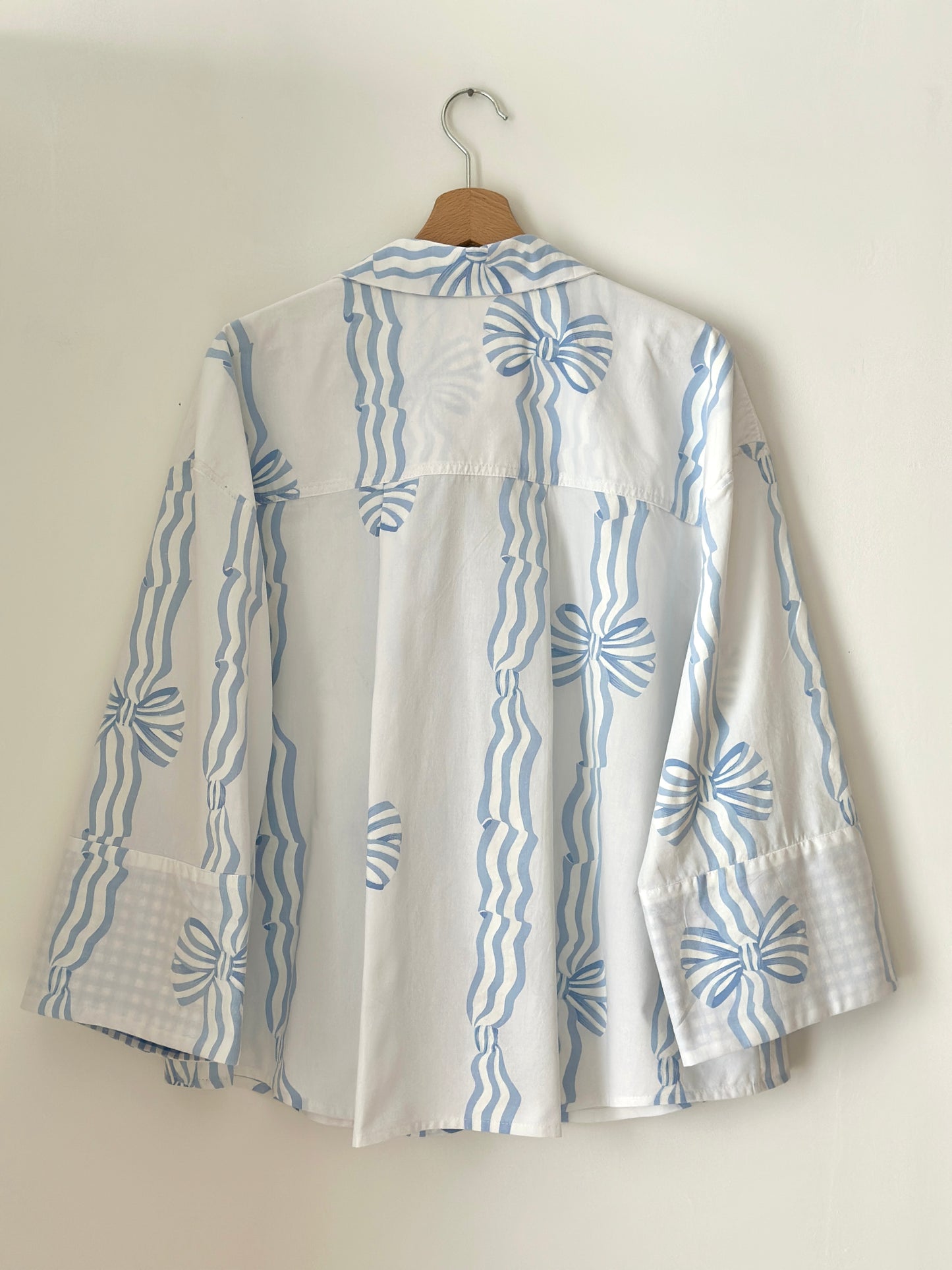 Précommande - Chemise upcyclée Blanche & Noeuds Bleus - Fait main à Reims (France)