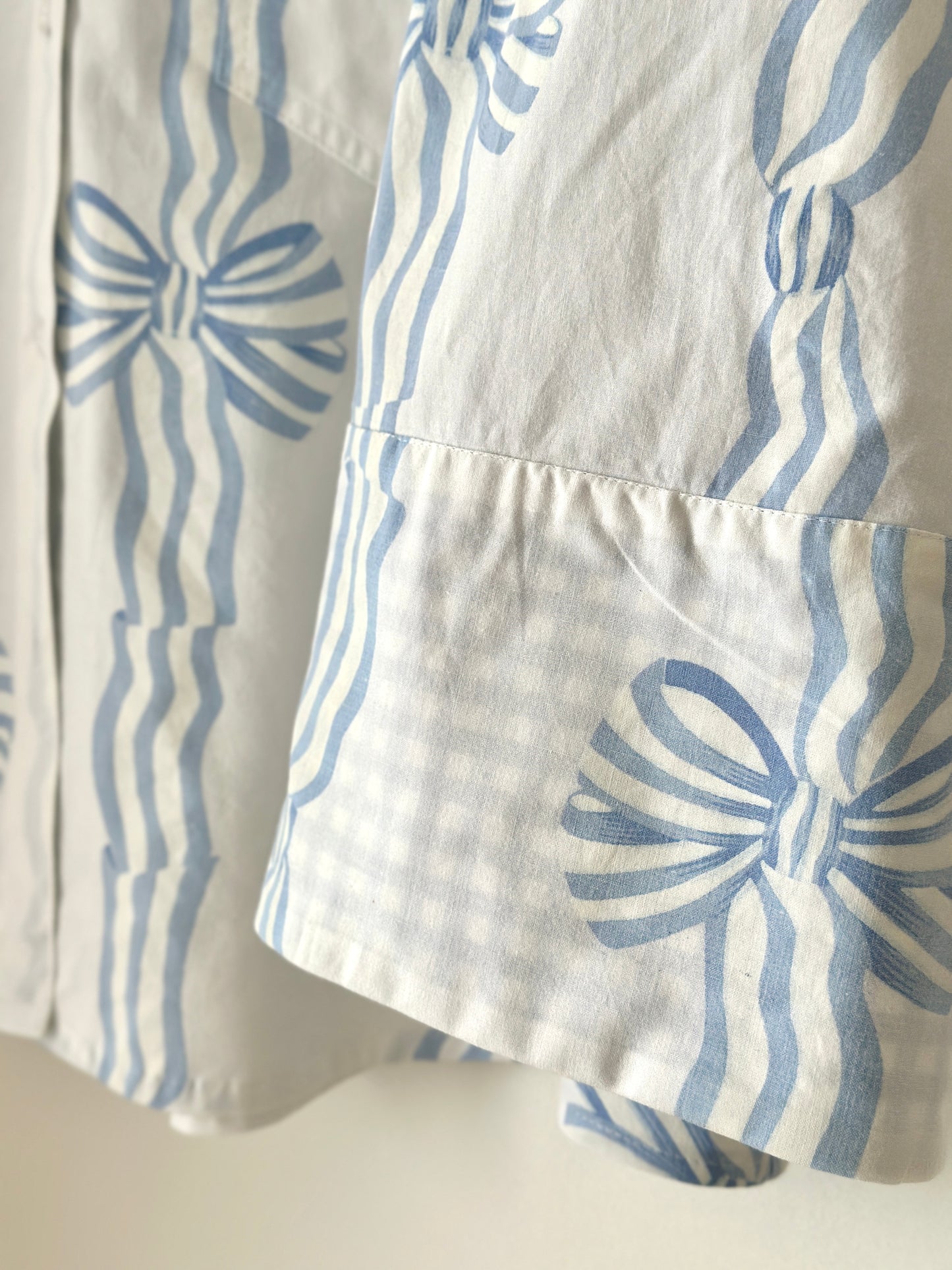 Précommande - Chemise upcyclée Blanche & Noeuds Bleus - Fait main à Reims (France)