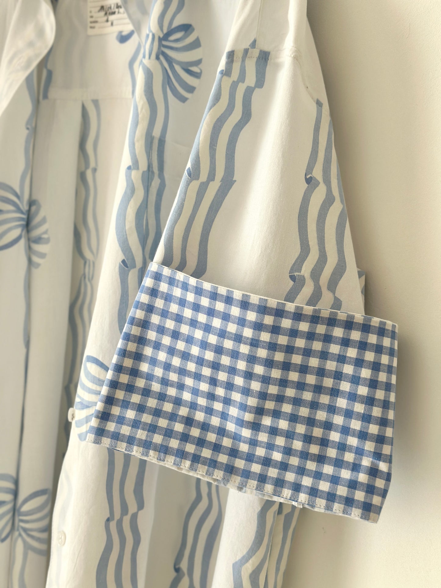 Précommande - Chemise upcyclée Blanche & Noeuds Bleus - Fait main à Reims (France)